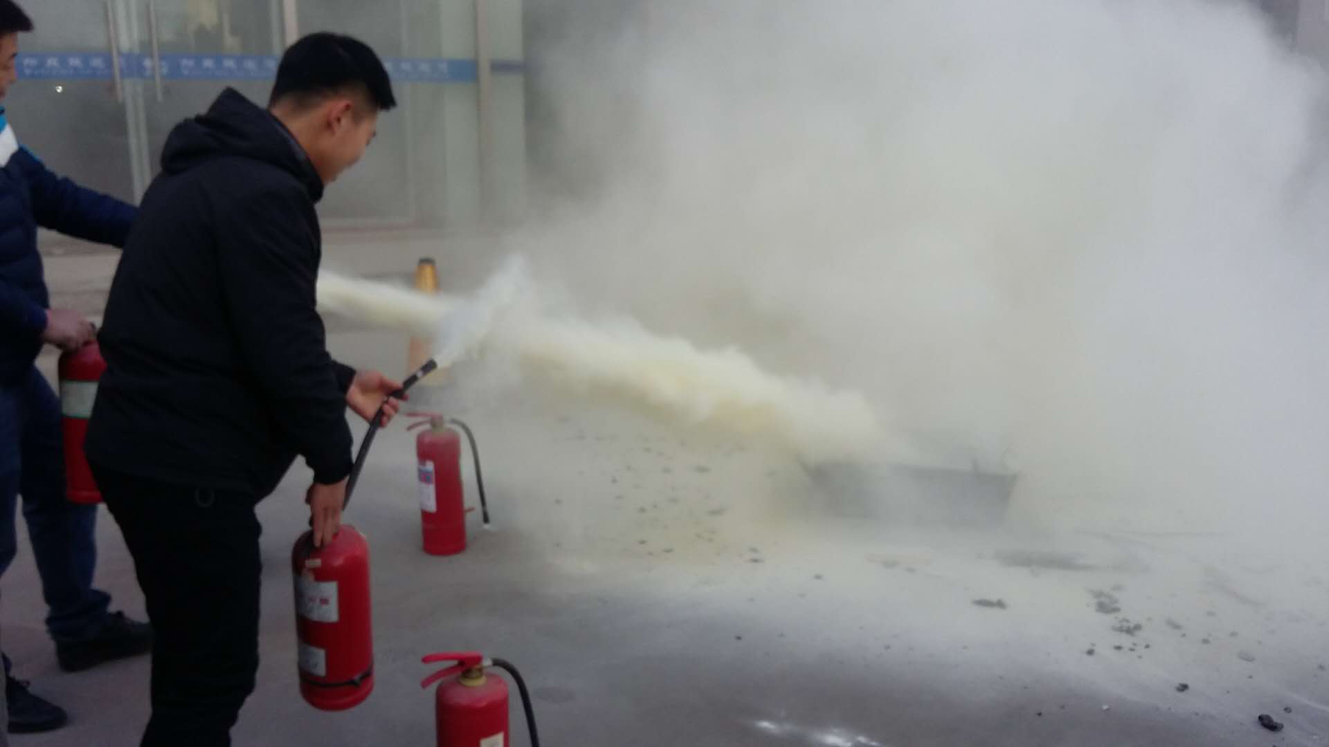 使用灭火器图片