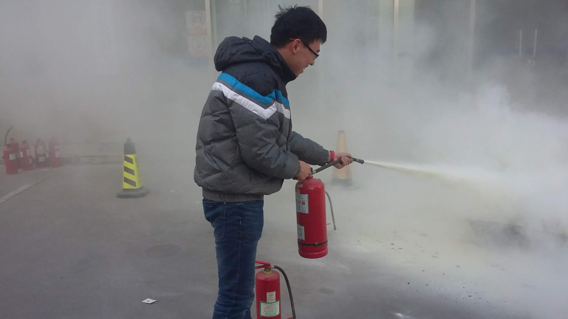 使用灭火器图片